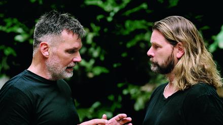 Personal Trainer Karsten Schellenberg (l.) unterstützt Rea Garvey dabei, für eine Tour fit zu werden.