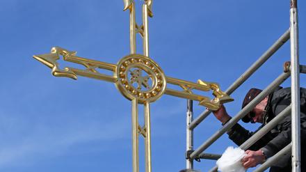Das Turmkreuz kehrt auf den Campanile der Potsdamer Friedenskirche zurück.