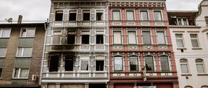 Nach dem Großbrand in einem Mehrfamilienhaus in Solingen mit vier Toten gehen die Ermittlungen zur Ursache weiter.