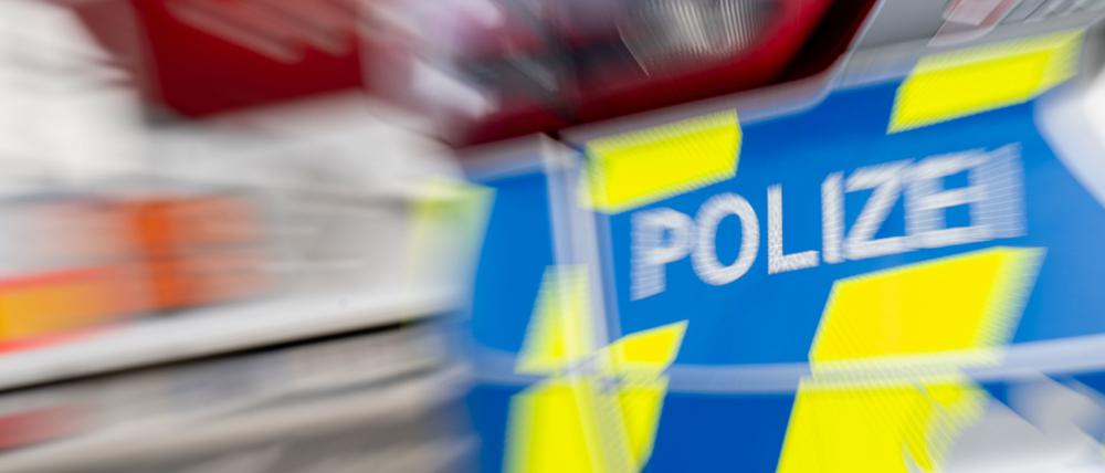 Symbolbild eines Polizei-Einsatzwagens bei Tag