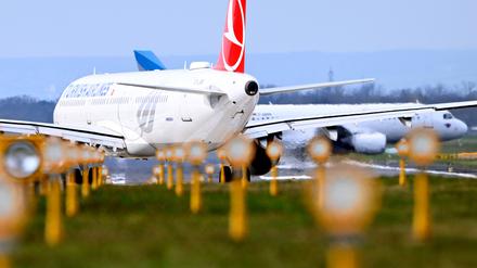 Flugzeuge auf einem Flugfeld (Symbolbild).