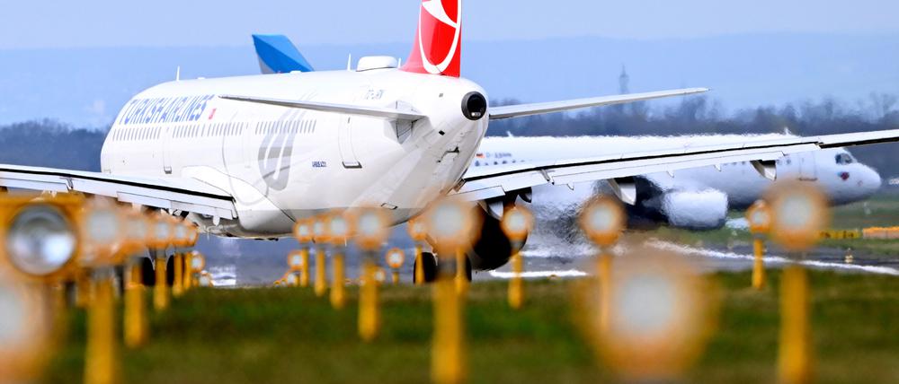 Flugzeuge auf einem Flugfeld (Symbolbild).