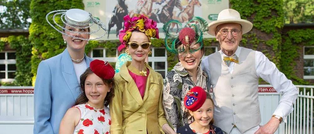 Muss man mögen. Hüte für alle Generationen liebt Organisatorin Tatiana Ashakova (2. v.l) hier beim Hut-Wettbewerb in Hoppegarten.