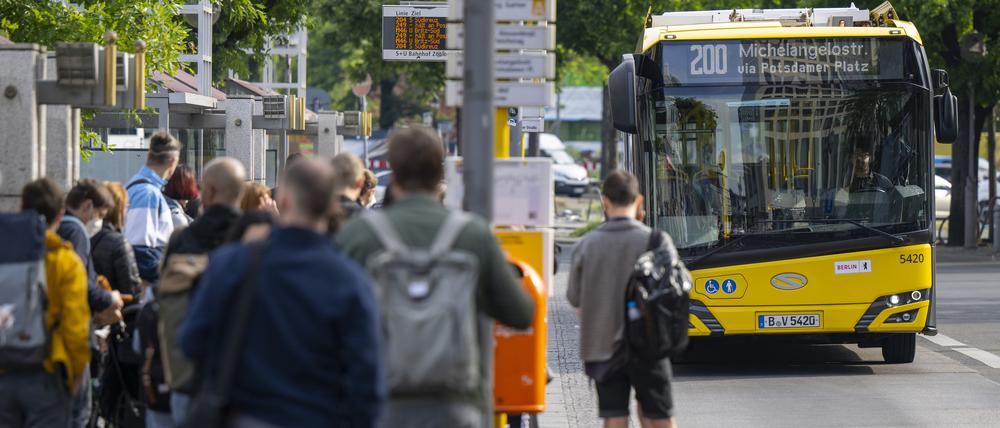 Zahlreiche Fahrgäste warten vor dem Bahnhof Zoologischer Garten auf einen einfahrenden BVG-Bus der Linie 200.