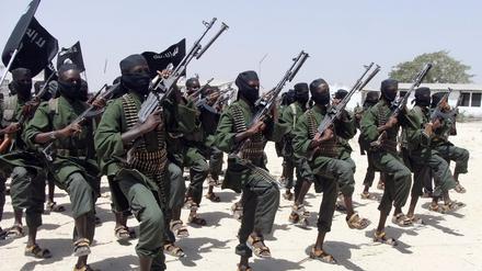 Die islamistische Terrorgruppe Al-Shabaab verübt seit Jahren immer wieder Anschläge in Somalia, dem 18-Millionen-Einwohner Land am Horn Afrikas. 