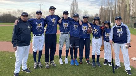 Junge Baseballer und ihre Trainer im Märkischen Viertel.