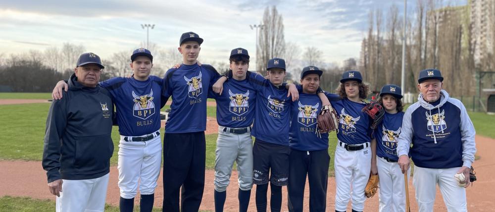 Junge Baseballer und ihre Trainer im Märkischen Viertel.