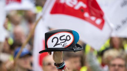 Ein Hut mit Sticker „2,50“ wird während einer Verdi-Kundgebung hochgehalten.