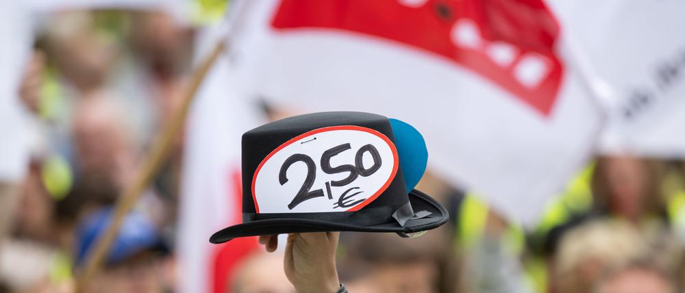 Ein Hut mit Sticker „2,50·“ wird während der Kundgebung hochgehalten. Die Gewerkschaft Verdi verhandelt über einen neuen Tarifvertrag für die Beschäftigten im Handel.