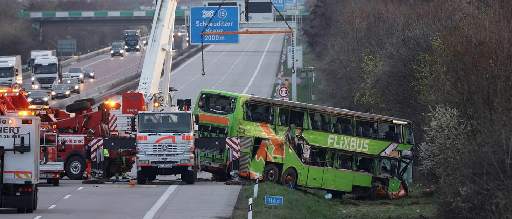Ein Bergekran hebt den verunglückten Bus.