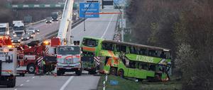 Ein Bergekran hebt den verunglückten Bus.