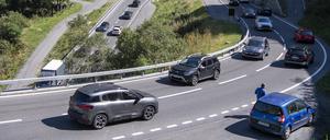 Straßenverkehr in der Nähe des Gotthard-Straßentunnels in der Schweiz. 