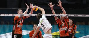 Die BR Volleys (in orange) hatten gegen die SVG Lüneburg immer wieder Probleme.