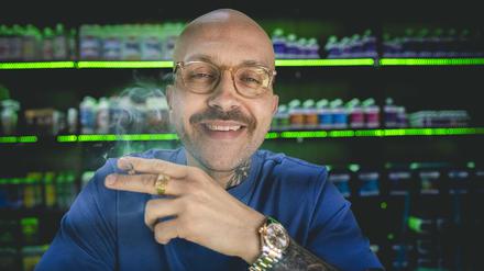Remy Haedecke alias Plusmacher betreibt zusammen mit Partnern den Cannabis-Growshop „Farmbros“.