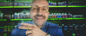 Remy Haedecke alias Plusmacher betreibt zusammen mit Partnern den Cannabis-Growshop „Farmbros“.