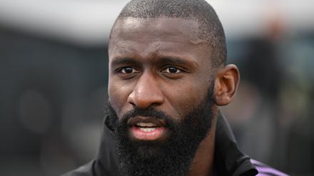 Nationalspieler Antonio Rüdiger spricht nach dem Training mit Journalisten. 