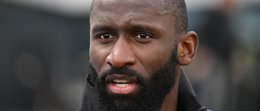 Nationalspieler Antonio Rüdiger spricht nach dem Training mit Journalisten. 