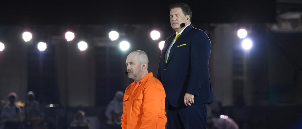 Ben Blümel (l.) als Jesus von Nazareth und Francis Fulton-Smith als Pontius Pilatus bei der RTL-Oster-Produktion „Die Passion“ auf dem Kasseler Friedrichsplatz.