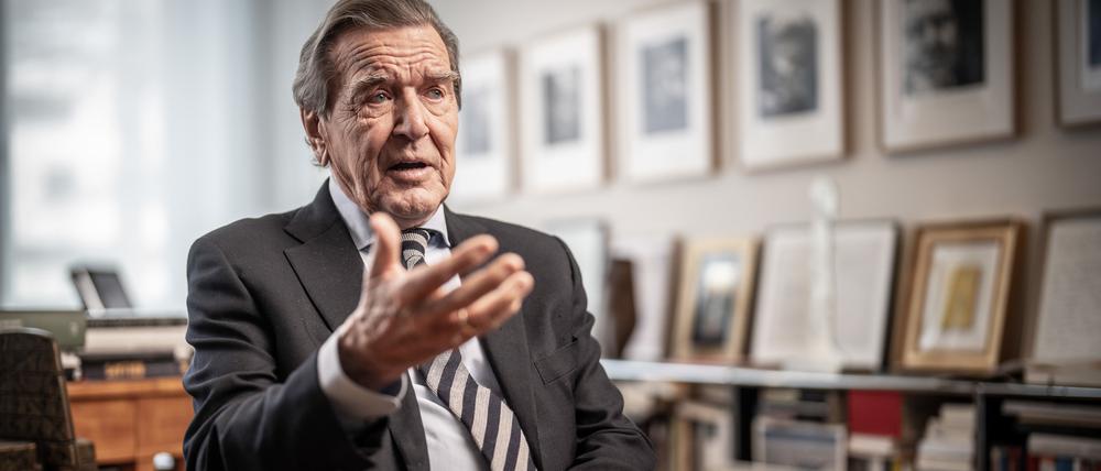 Gerhard Schröder (SPD), Bundeskanzler von 1998 bis 2005, aufgenommen in seiner Kanzlei.