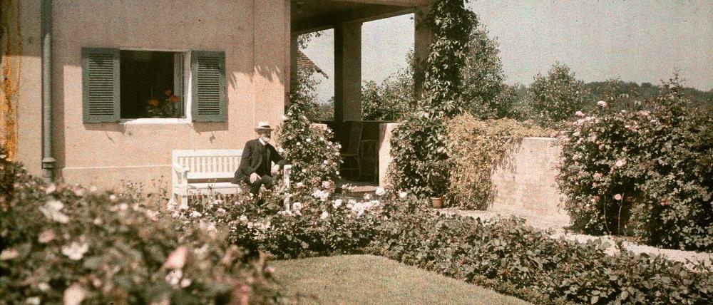 Alois Riehl vor seinem von Mies van der Rohe entworfenen Haus in Griebnitzsee.