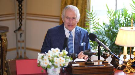 Undatiertes, vom Königshaus herausgegebenes Handout-Foto von König Charles III. während der Aufnahme der Audiobotschaft des Königs, die im Saal des 18. Jahrhunderts im Buckingham Palace in London für den königlichen Maundy-Gottesdienst aufgenommen wurde, der am Gründonnerstag (28.03.2024) in der Kathedrale von Worcester stattfindet.