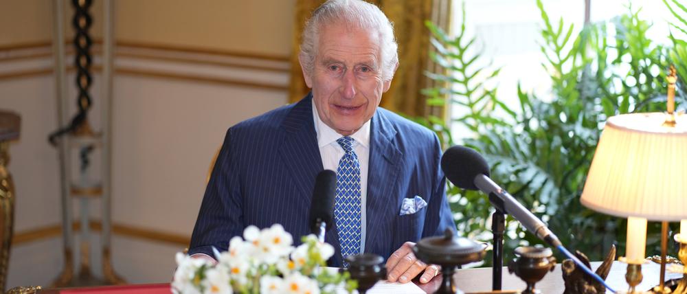 Undatiertes, vom Königshaus herausgegebenes Handout-Foto von König Charles III. während der Aufnahme der Audiobotschaft des Königs, die im Saal des 18. Jahrhunderts im Buckingham Palace in London für den königlichen Maundy-Gottesdienst aufgenommen wurde, der am Gründonnerstag (28.03.2024) in der Kathedrale von Worcester stattfindet.