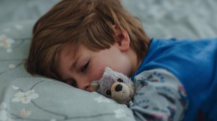 Nicht immer gleich in den Schlaf zu finden, kann für Kinder und Eltern belastend sein – ist aber laut Kinderärzten zu einem gewissen Maß normal.