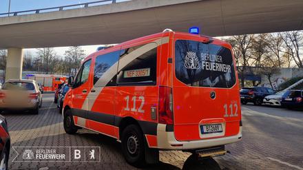 Auf der A100 ist ein Motorradfahrer von der Fahrbahn abgekommen und mit seiner Beifahrerin von der Autobahnbrücke gestürzt.