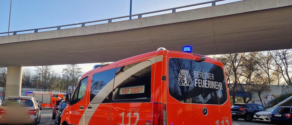 Auf der A100 ist ein Motorradfahrer von der Fahrbahn abgekommen und mit seiner Beifahrerin von der Autobahnbrücke gestürzt.