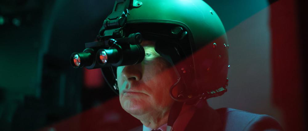 Der russische Präsident Wladimir Putin besucht das 344. staatliche Zentrum für den Einsatz und die Umschulung von Flugpersonal des russischen Verteidigungsministeriums in Torschok, Gebiet Twer, Russland.