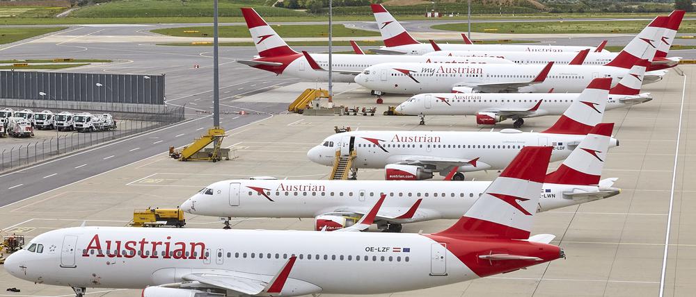 Flugzeuge von Austrian Airlines stehen am Flughafen Wien.  