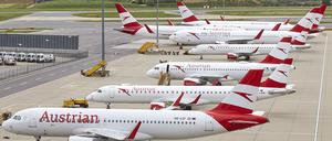 Flugzeuge von Austrian Airlines stehen am Flughafen Wien.