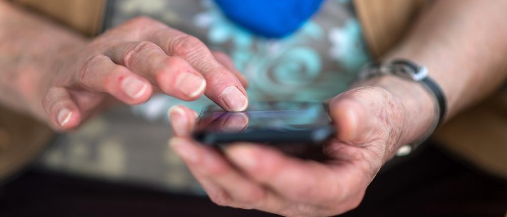 ARCHIV - 06.03.2018, Baden-Württemberg, Mühlacker: Eine Seniorin tippt auf ihrem Smartphone. Kriminelle wollen sich mit dem sogenannten Enkeltrick Geld ergaunern. (zu dpa: «Trickbetrüger ergaunern 2023 rund 4,4 Millionen Euro in Thüringen») Foto: Sebastian Gollnow/dpa +++ dpa-Bildfunk +++