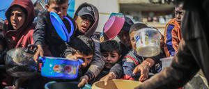 Rafah im Gazastreifen: Palästinensische Kinder erhalten in einer Wohltätigkeitsküche zubereitete Lebensmittel.