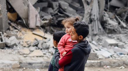 Alltag in Rafah: Zwei Kinder vor Häuserruinen.