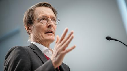 Karl Lauterbach (SPD), Bundesminister für Gesundheit, gibt eine Pressekonferenz nach den Beratungen des Bundeskabinetts zum Medizinforschungsgesetz.