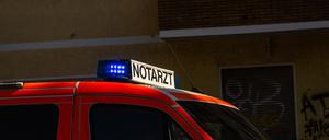 Ein Rettungswagen steht an einem Einsatzort. (Symbolbild)