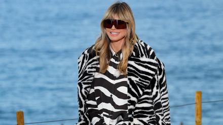Mit dunkler Brille, die den Blick verdeckt. Heidi Klum in der aktuellen Staffel von „Germany’s Next Top Model“.