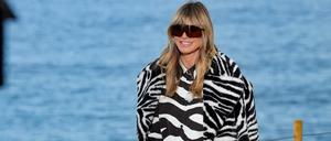 Mit dunkler Brille, die den Blick verdeckt. Heidi Klum in der aktuellen Staffel von „Germany’s Next Top Model“.