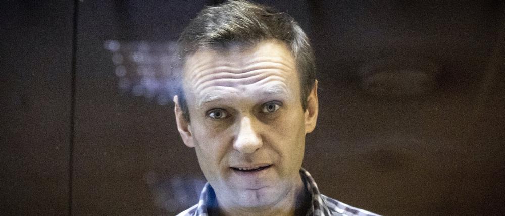 Alexej Nawalny, russischer Oppositionsführer, steht hinter einer Scheibe im Moskauer Bezirksgericht. (Archivfoto)