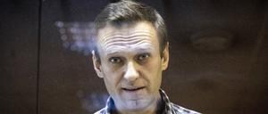 Alexej Nawalny, russischer Oppositionsführer, steht hinter einer Scheibe im Moskauer Bezirksgericht. Mitte Februar starb Alexej Nawalny in einem russischen Straflager.