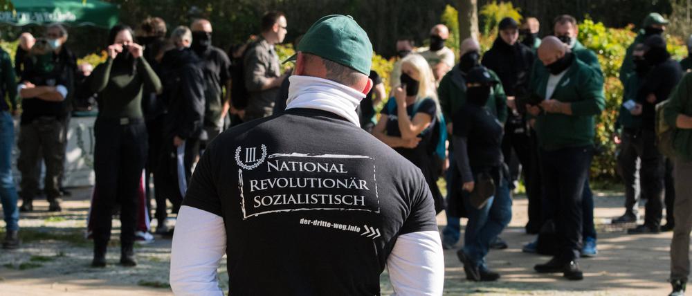 Ein Teilnehmer auf der Kundgebung vor der Demonstration der Partei III. Weg in Berlin-Hohenschönhausen.