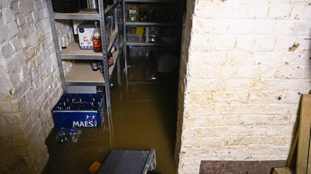 Folgen eines Starkregens: Keller laufen voll, weil das Wasser nicht schnell genug abfließen kann.