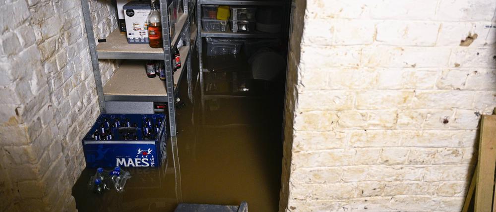 Folgen eines Starkregens: Keller laufen voll, weil das Wasser nicht schnell genug abfließen kann.