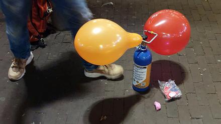 Legal, billig und ungefährlich: Das ist das Image von Lachgas. Dabei ist die Partydroge auf mindestens zweierlei Arten gefährlich.