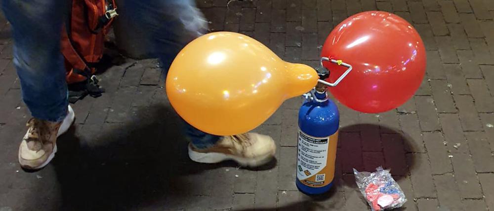 Legal, billig und ungefährlich: Das ist das Image von Lachgas. Dabei ist die Partydroge auf mindestens zweierlei Arten gefährlich.