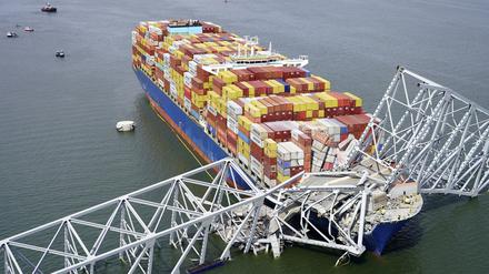 Das Containerschiff «Dali» unter einem Teil der Francis Scott Key Bridge im Hafen von Baltimore fest.