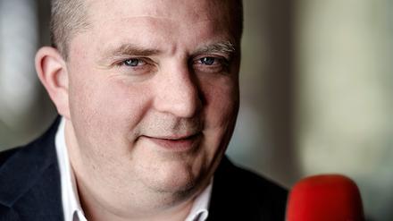 Weckt das Kulturpublikum am Morgen: Moderator Jörg Thadeusz.