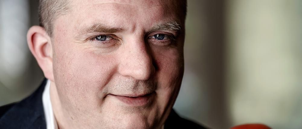 Weckt das Kulturpublikum am Morgen: Moderator Jörg Thadeusz.