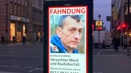 Ein Fahndungsplakat des Landeskriminalamts Niedersachsen zeigt den mutmaßlichen früheren RAF-Terroristen Burkhard Garweg auf einer digitalen Anzeigetafel in der Innenstadt. Nach der Festnahme der mutmaßlichen Ex-RAF-Terroristin Klette setzt die Polizei die Suche nach weiteren RAF-Mitgliedern fort.